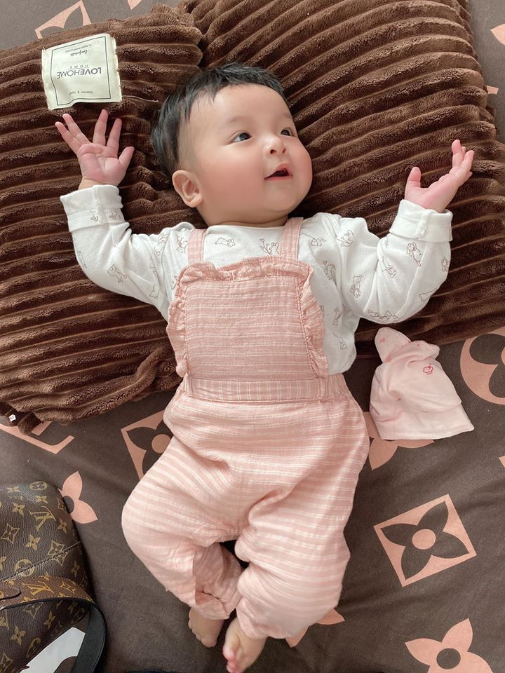 Khánh Linh là một người có gu chọn quần áo khéo léo nên những bộ đồ cô chọn cho cho bé Sushi đều vô cùng xinh xắn, bắt mắt.