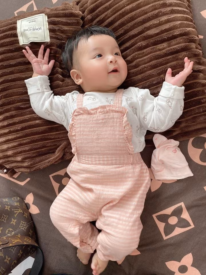 Khánh Linh là một người có gu chọn quần áo khéo léo nên những bộ đồ cô chọn cho cho bé Sushi đều vô cùng xinh xắn, bắt mắt.