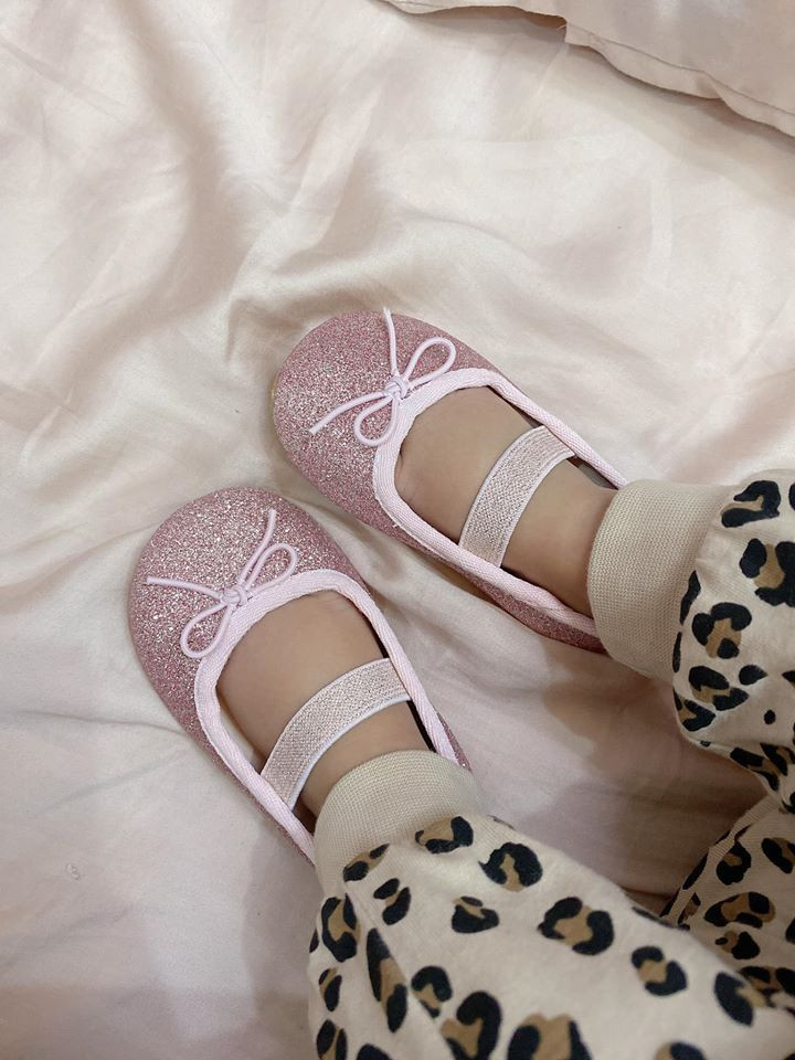 Trước đó, công chúa nhỏ nhà Bùi Tiến Dũng không ít lần khiến dân tình phải trầm trồ vì sở hữu cả bộ siêu tập váy áo hàng hiệu đắt đỏ.