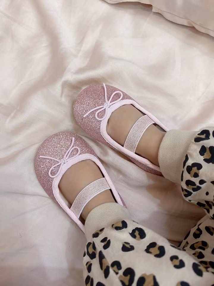 Trước đó, công chúa nhỏ nhà Bùi Tiến Dũng không ít lần khiến dân tình phải trầm trồ vì sở hữu cả bộ siêu tập váy áo hàng hiệu đắt đỏ.