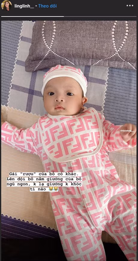 Trong một lần đi thăm bố, bé Sushi được mẹ cho mặc hẳn bộ đồ của thương hiệu Fendi.