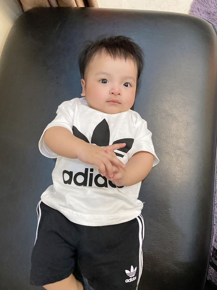 Trong ảnh, bé Sushi được mẹ diện cho cả bộ đồ của Adidas.