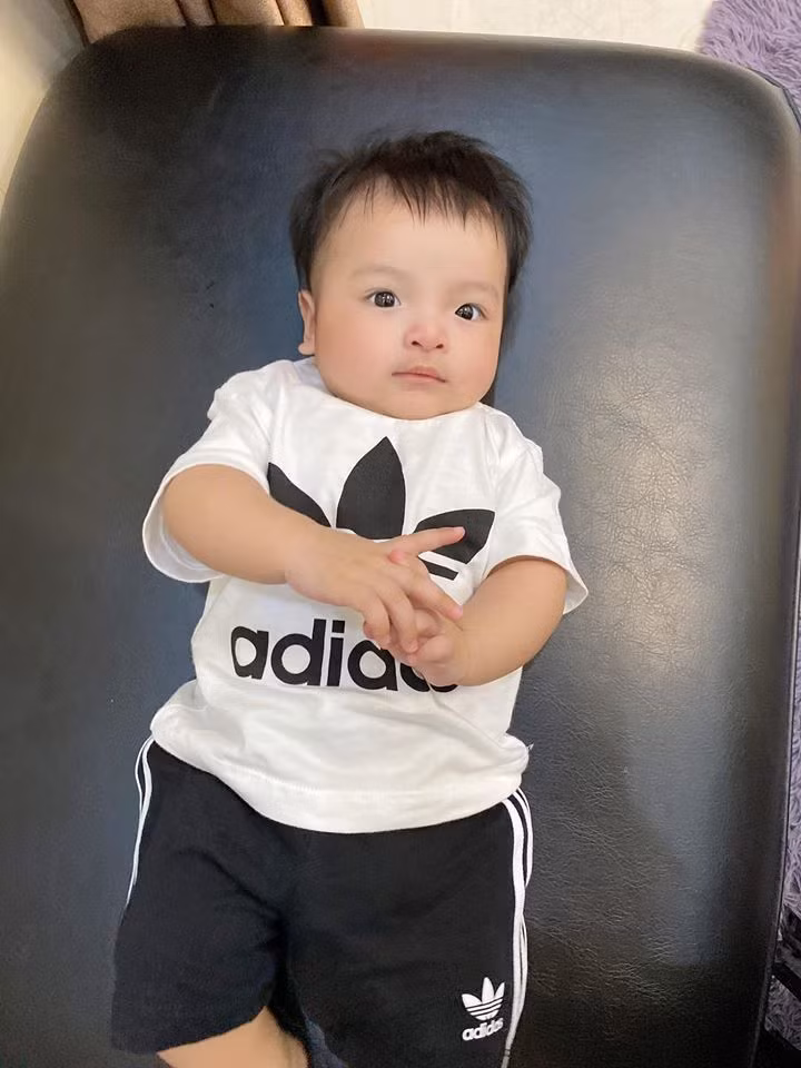 Trong ảnh, bé Sushi được mẹ diện cho cả bộ đồ của Adidas.