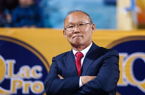 Trong bản hợp đồng cũ, thu nhập của HLV Park Hang Seo khoảng 20.000 USD/tháng. Trong khi bản hợp đồng mới ký có thời hạn từ tháng 2/2020 đến hết năm 2022 thì lương hàng tháng của thầy Park lên đến 50.000 USD. Ảnh: Internet.