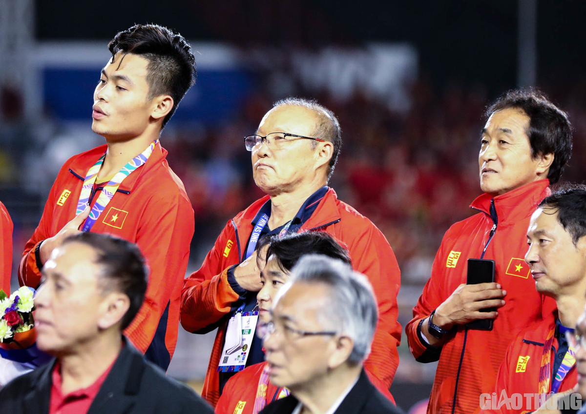 Chiếc HCV SEA Games 30 hồi cuối năm ngoái giúp U22 Việt Nam nhận lấy 12 tỷ đồng tiền thưởng. Thuộc diện đóng góp hạng A nên chắc chắn HLV Park sẽ nhận số tiền thưởng không nhỏ. Ảnh: Baogiaothong.