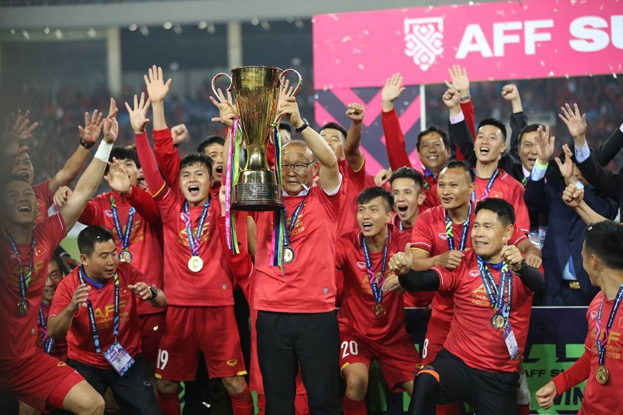 Chức vô địch AFF Cup 2018 mang về cho ông 300 triệu đồng tiền thưởng từ các doanh nghiệp cộng với 1 tỷ đồng từ VFF. Ảnh: Vietnamnet.