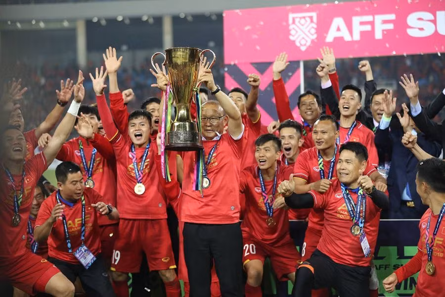 Chức vô địch AFF Cup 2018 mang về cho ông 300 triệu đồng tiền thưởng từ các doanh nghiệp cộng với 1 tỷ đồng từ VFF. Ảnh: Vietnamnet.