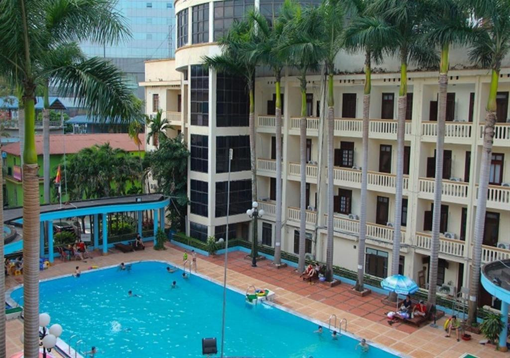 Bể bơi được xây chính giữa khách sạn. Ảnh: Angoda.