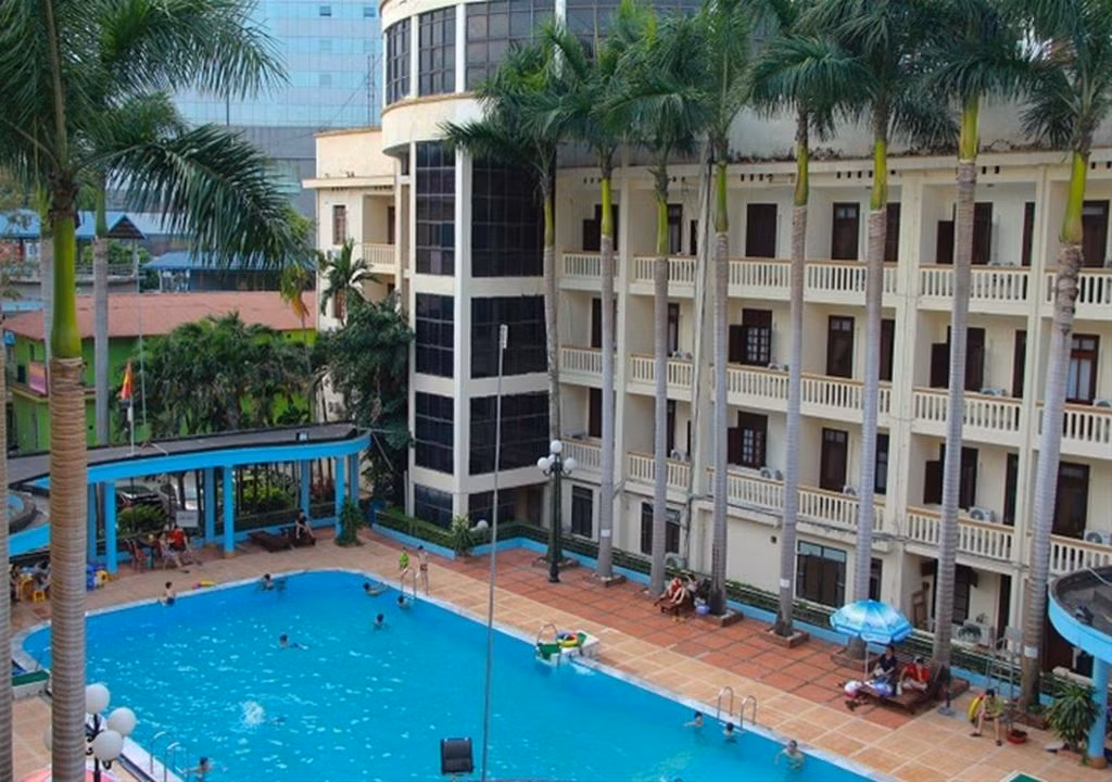 Bể bơi được xây chính giữa khách sạn. Ảnh: Angoda.