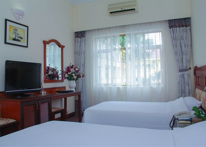 Các phòng trong khách sạn đều có dịch vụ đầy đủ như truyền hình vệ tinh, điện thoại quốc tế, điều hoà nhiệt độ...Ảnh: Kimlientourism.