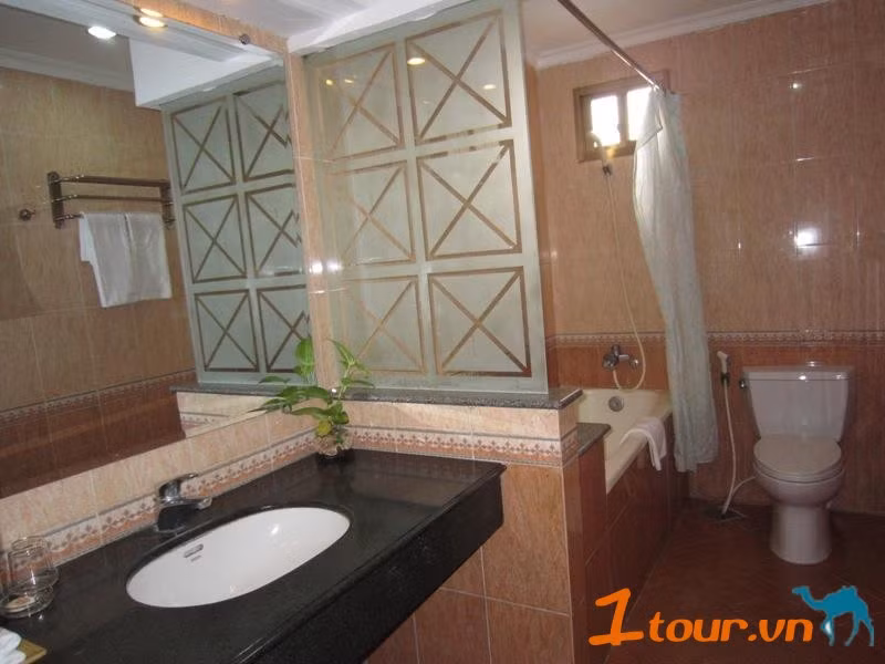 Phòng tắm riêng đi kèm tiện nghi vòi sen, bồn tắm, bình nước nóng lạnh...Ảnh: 1tour.
