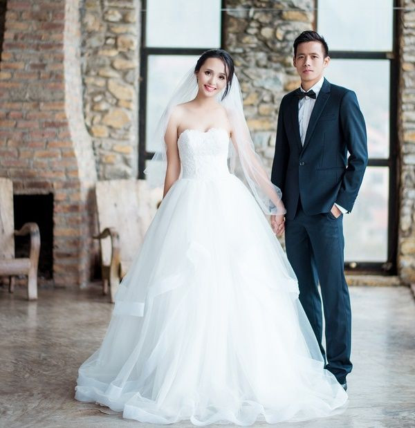 Trước đó, cầu thủ Văn Quyết - đồng đội của Duy Mạnh ở CLB Hà Nội đã kết hôn với Huyền Mi, con gái cả của cựu chủ tịch CLB Sài Gòn.