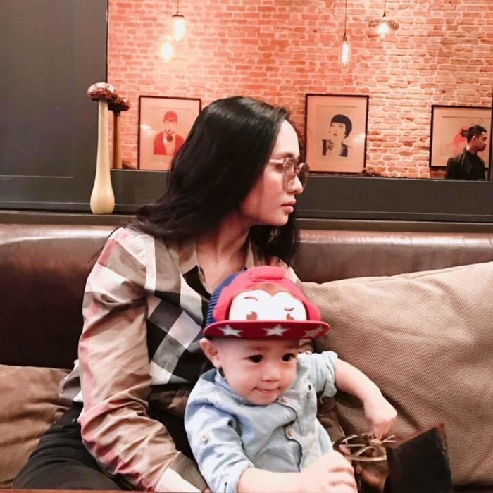 Huyền Mi cùng cô em gái Quỳnh Anh mở một loạt shop thời trang và kinh doanh rất phát đạt. Ảnh: Bestie.