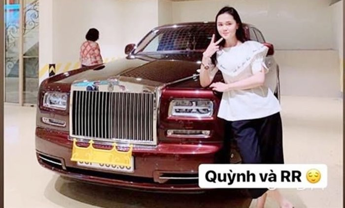 Đầu năm 2019, Quỳnh Anh gây xôn xao khi mua chiếc Rolls Royce Phantom màu đỏ đô tiền tỷ. Ảnh: Dân Việt.