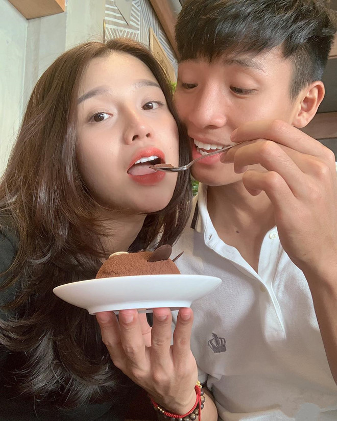 Không hề kém cạnh, vợ trung vệ Bùi Tiến Dũng là con gái một gia đình giàu có ở Bắc Ninh. Ảnh: Internet.