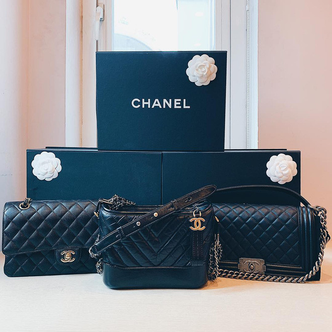 Quỳnh Anh cũng rất chịu khó đầu tư đồ hiệu. Cô thường xuyên khoe các món đồ của các thương hiệu đình đám thế giới, một vài chiếc túi của Quỳnh Anh có giá trị cả trăm triệu đồng. Ảnh: Bestie.