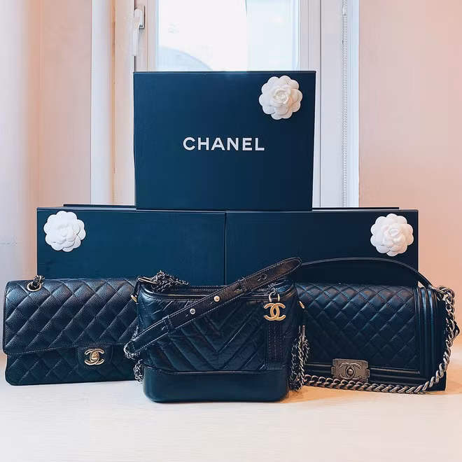 Quỳnh Anh cũng rất chịu khó đầu tư đồ hiệu. Cô thường xuyên khoe các món đồ của các thương hiệu đình đám thế giới, một vài chiếc túi của Quỳnh Anh có giá trị cả trăm triệu đồng. Ảnh: Bestie.