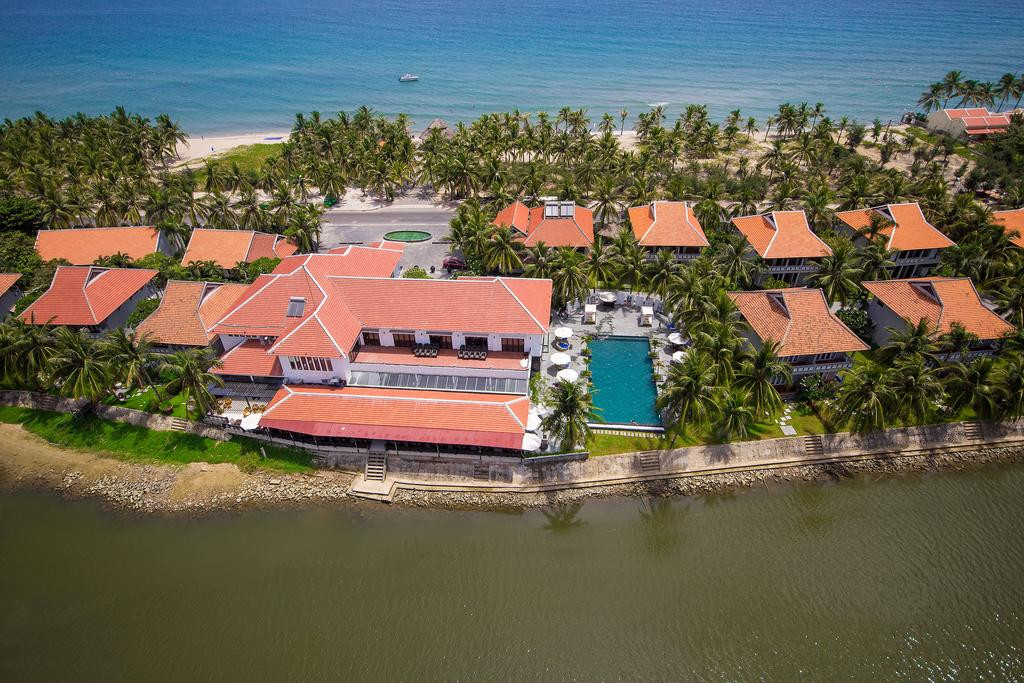 Hoi An Beach Resort là khách sạn đạt tiêu chuẩn 4 sao cách phố cổ Hội An 4 km và cách sân bay Đà Nẵng 35 km.