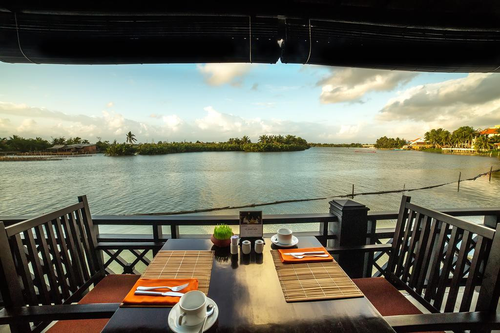 Du khách có thể ăn uống trong nhà hay trên ban công nhìn ra dòng sông...Nguồn ảnh: Booking.