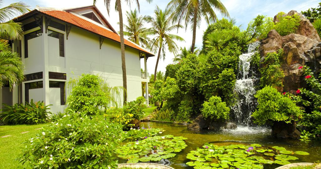 Bên trong khuôn viên khu nghỉ là sân vườn thoáng đãng với hồ nước, tiểu cảnh...