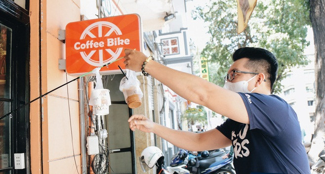 Những người giao hàng luôn tự bảo vệ mình trước dịch bệnh.Ảnh: Cafef. Video: Thêm 30 bệnh nhân mắc Covid-19 được xuất viện. Nguồn: VTC Now