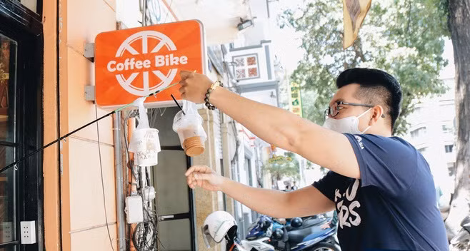 Những người giao hàng luôn tự bảo vệ mình trước dịch bệnh.Ảnh: Cafef. Video: Thêm 30 bệnh nhân mắc Covid-19 được xuất viện. Nguồn: VTC Now