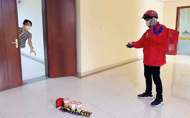 Cho trà sữa lên xe rồi điều khiển để chuyển đồ vô cùng hiệu quả. Ảnh: Nguoiduatin.