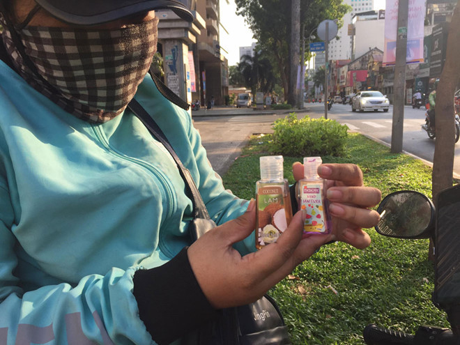 Gel rửa tay và nước sát khuẩn là vật bất ly thân của shipper trong mùa Covid-19. Ảnh: Nguoiduatin.