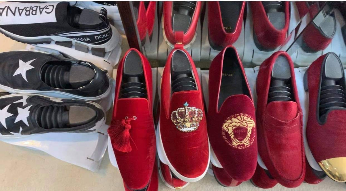 Bộ sưu tập giày của anh rất đa dạng về kiểu dáng, từ giày bata, sandal cho tới giày bốt...