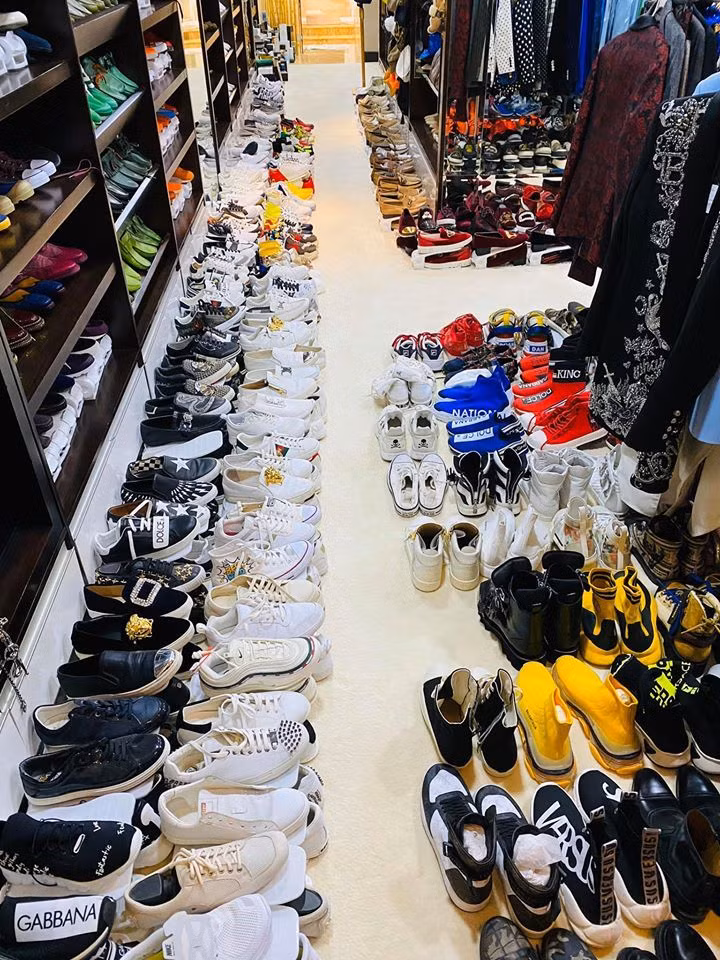 Dương Triệu Vũ tiếp tục triển khai “thương vụ” hàng hiệu khi kết hợp cùng Đàm Vĩnh Hưng, mở bán những món hàng hiệu của “ông hoàng nhạc Việt” trên joolux từ ngày 10/9.