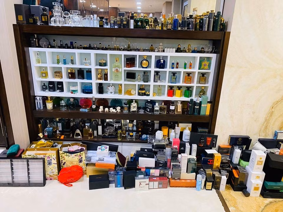 Khu vực để nước hoa của Đàm Vĩnh Hưng khiến bất cứ chị em phụ nữ nào cũng phải ngưỡng mộ.