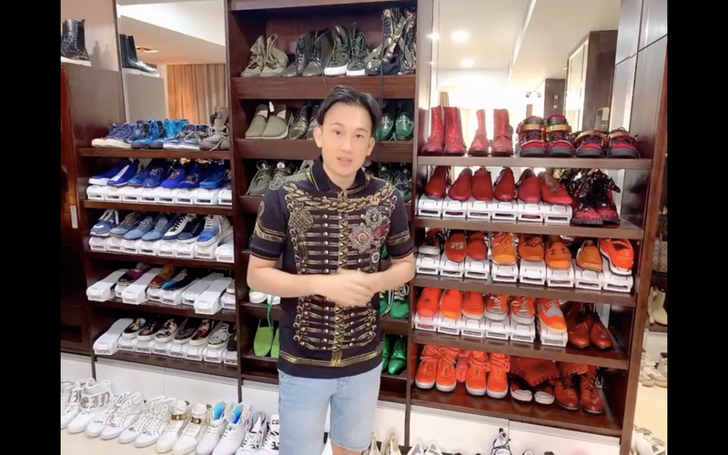 Trong video chia sẻ, Dương Triệu Vũ tiết lộ phòng chứa đồ của Mr. Đàm không khác gì một tiệm bán áo quần.