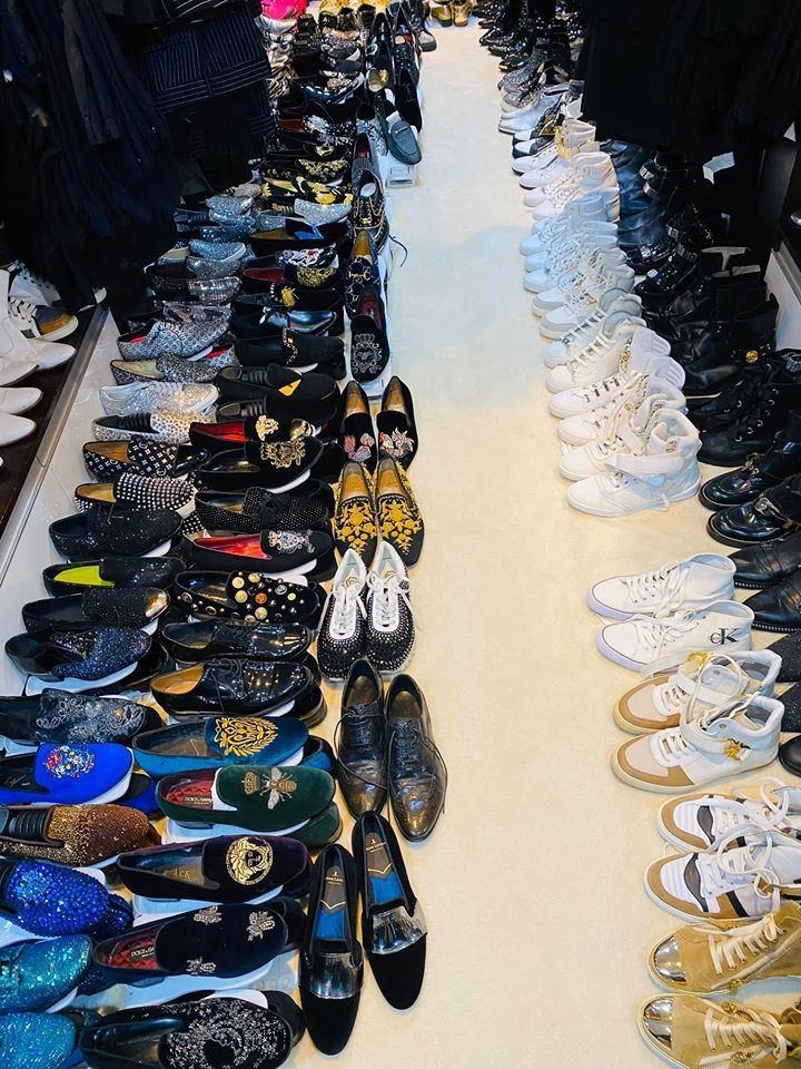 Dương Triệu Vũ cũng cho biết rằng Joolux may mắn khi được Đàm Vĩnh Hưng chọn hợp tác thanh lý hàng hiệu đã qua sử dụng. Nguồn ảnh: Chụp màn hình, FBNV. Video: Đàm Vĩnh Hưng nức nở chia sẻ nợ 20 tỷ .Nguồn: VTC1