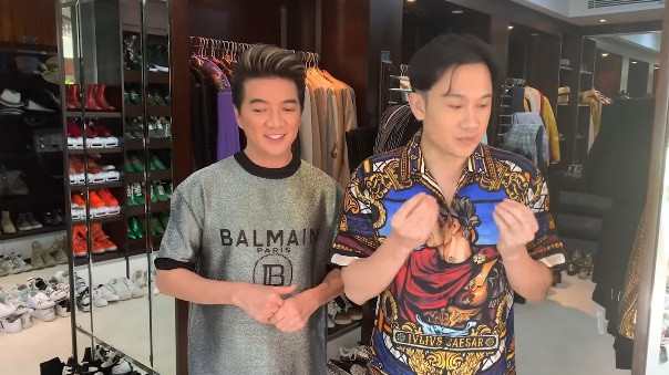 Mới đây, Dương Triệu Vũ bất ngờ chia sẻ clip thanh lý kho giày hiệu của Đàm Vĩnh Hưng. Nam ca sĩ cho biết tại đây có đến cả nghìn đôi giày được "ông hoàng nhạc Việt" sưu tập khắp nơi trên thế giới.
