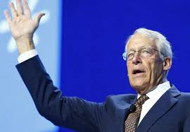 Rob Walton (54,1 tỷ USD) là con cả của Sam Walton. Ông tiếp quản chiếc ghế chủ tịch Walmart vào năm 1992 sau khi cha mình qua đờ, và nắm giữ vị trí đó cho đến năm 2015. Ảnh: Reuters.