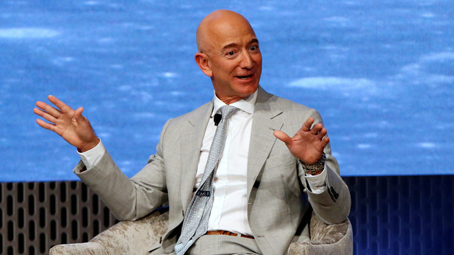  Tỷ phú Jeff Bezos là người giàu nhất thế giới trong 3 năm liên tiếp mặc dù ông đã phải chuyển 36 tỷ USD giá trị cổ phiếu Amazon cho người vợ cũ của mình như một phần trong thoả thuận ly hôn. Hiện, ông sở hữu 113 tỷ USD, giảm 18 tỷ USD so với năm 2019. Ảnh: Reuters.