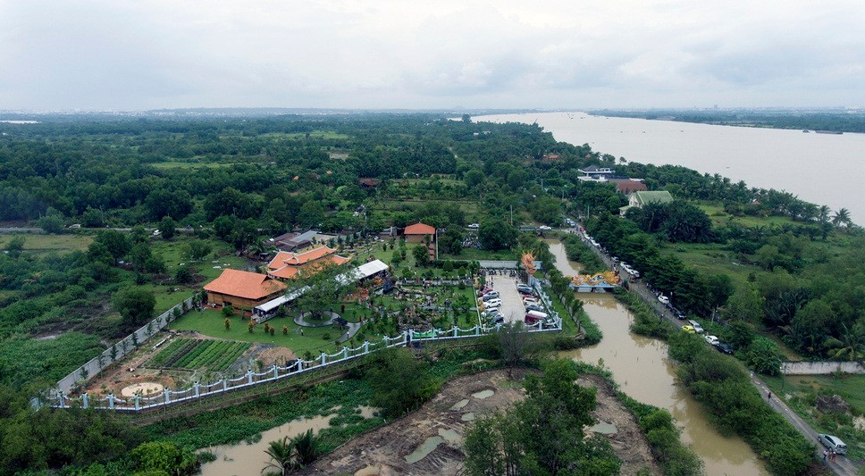 Nhà thờ Tổ nghề sân khấu của danh hài Hoài Linh nằm trên khu đất rộng 7.000 m2 tại phường Long Phước, quận 9, TP.HCM. Kinh phí xây dựng được cho là trăm tỷ đồng do chính danh hài tự chi trả. Ảnh: Zing.