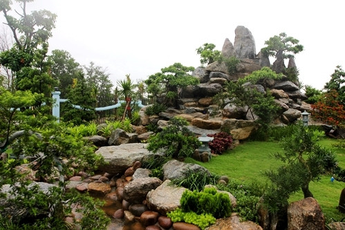 Tiểu cảnh núi đá và dòng suối bên trong công trình được bố trí cây xanh hài hòa, tạo cảm giác yên bình. Ảnh: Dân Việt.