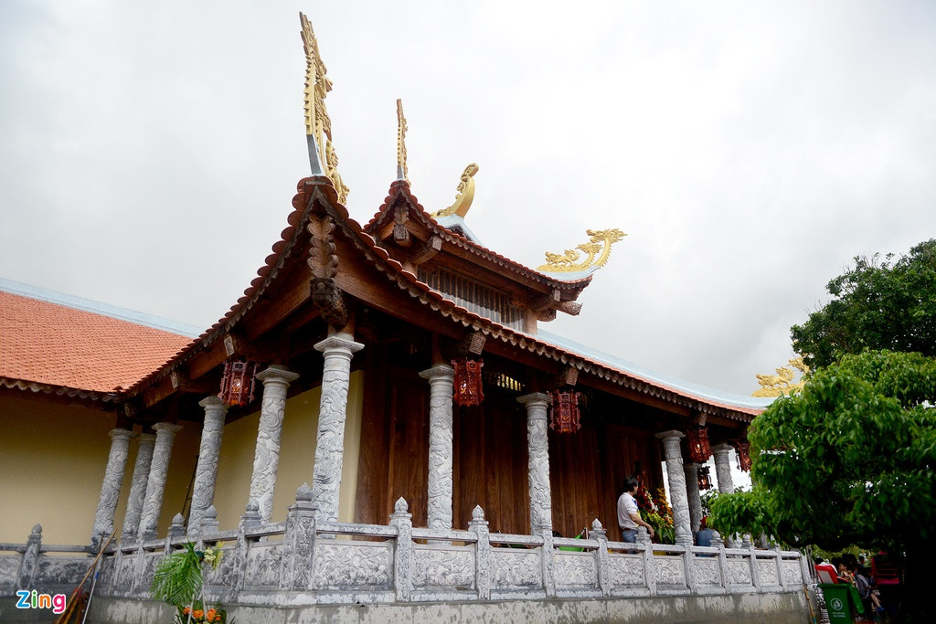 Nhà thờ chính có chóp ngói cặp rồng chầu. Ảnh: Zing.