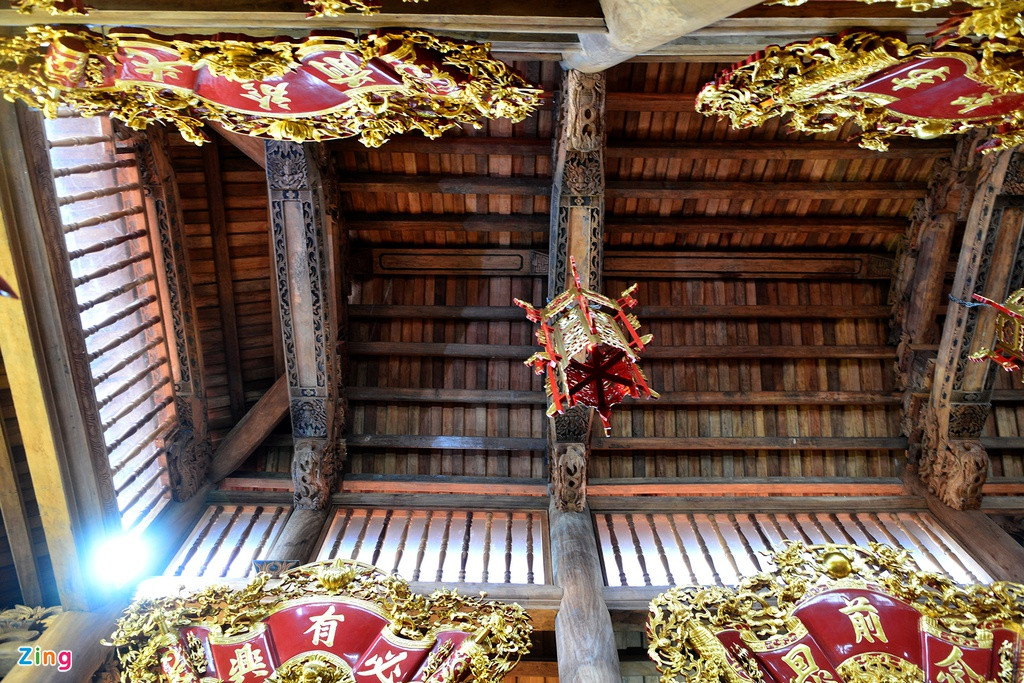 Bên trong nhà thờ thiết kế cầu kỳ với hệ thống kèo, cột được chạm trổ công phu. Ảnh: Zing.