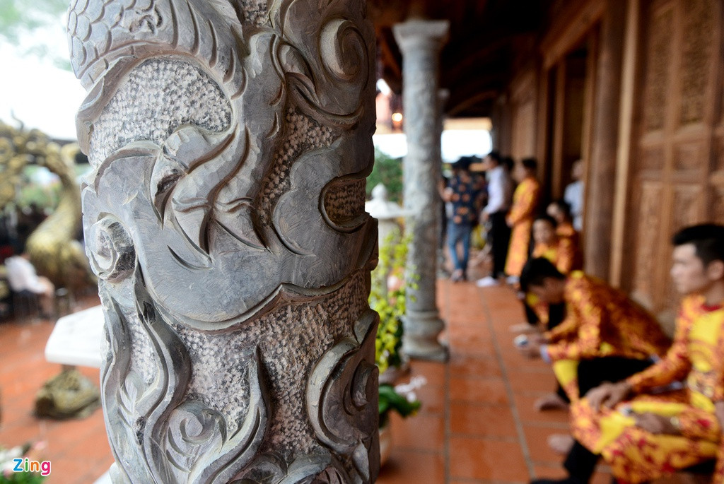 Hàng chục cột đá đỡ mái nhà thờ có đường kính hơn 30 cm, được điêu khắc chi tiết rồng cuộn đẹp mắt. Ảnh: Zing.