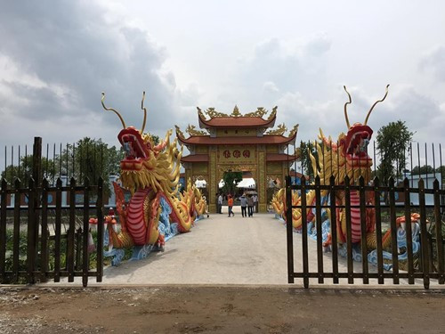 Cổng vảo nhà thờ là cặp rồng lớn uy nghi, uốn lượn tạo thành thành cây cầu bắc qua con rạch. Ảnh: Dân Việt.