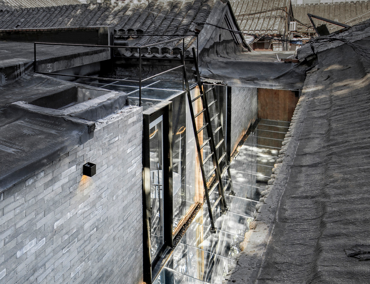 Đáp ứng yêu cầu của gia chủ, nhóm kiến trúc sư sử dụng gương kính cho nền và một phần tường của mảnh sân giữa nhà.