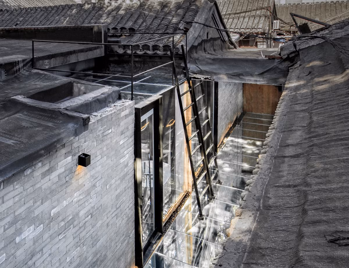 Đáp ứng yêu cầu của gia chủ, nhóm kiến trúc sư sử dụng gương kính cho nền và một phần tường của mảnh sân giữa nhà.