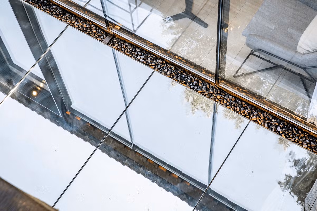 Với cách thiết kế độc nhất vô nhị này sẽ mang đến hình ảnh phản chiếu của những ngôi nhà xung quanh, cây cối và cả bầu trời, tạo cảm giác không gian rộng rãi hơn.