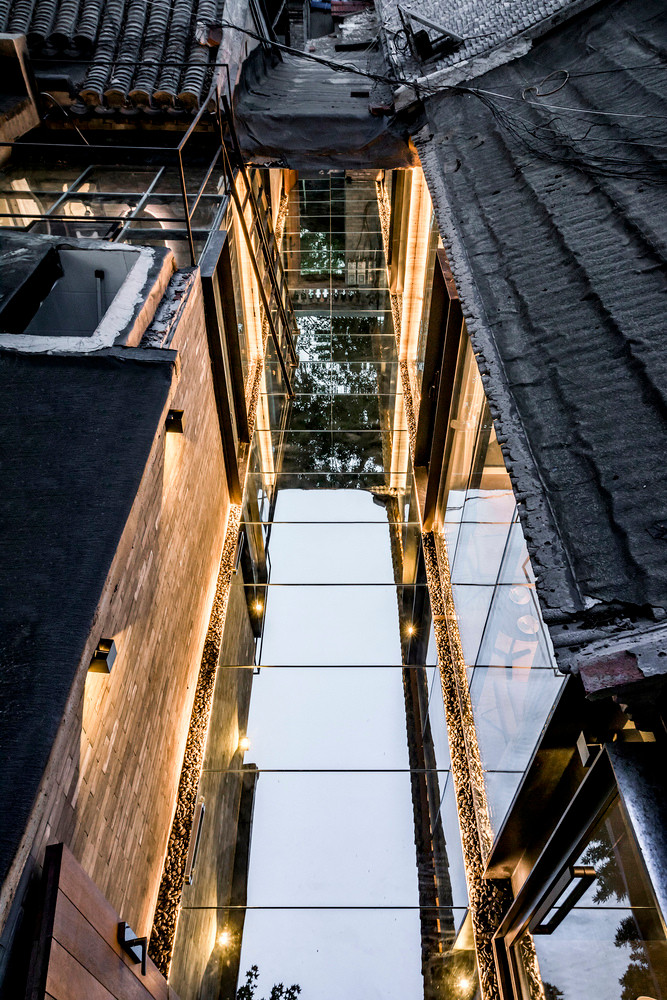 Thêm nữa, môi trường tự nhiên thay đổi kết hợp gương kính mang đến hiệu ứng đẹp mắt. Tương tác giữa hình ảnh thực tế và phản chiếu giúp gia chủ có cảm giác như trong giấc mơ.