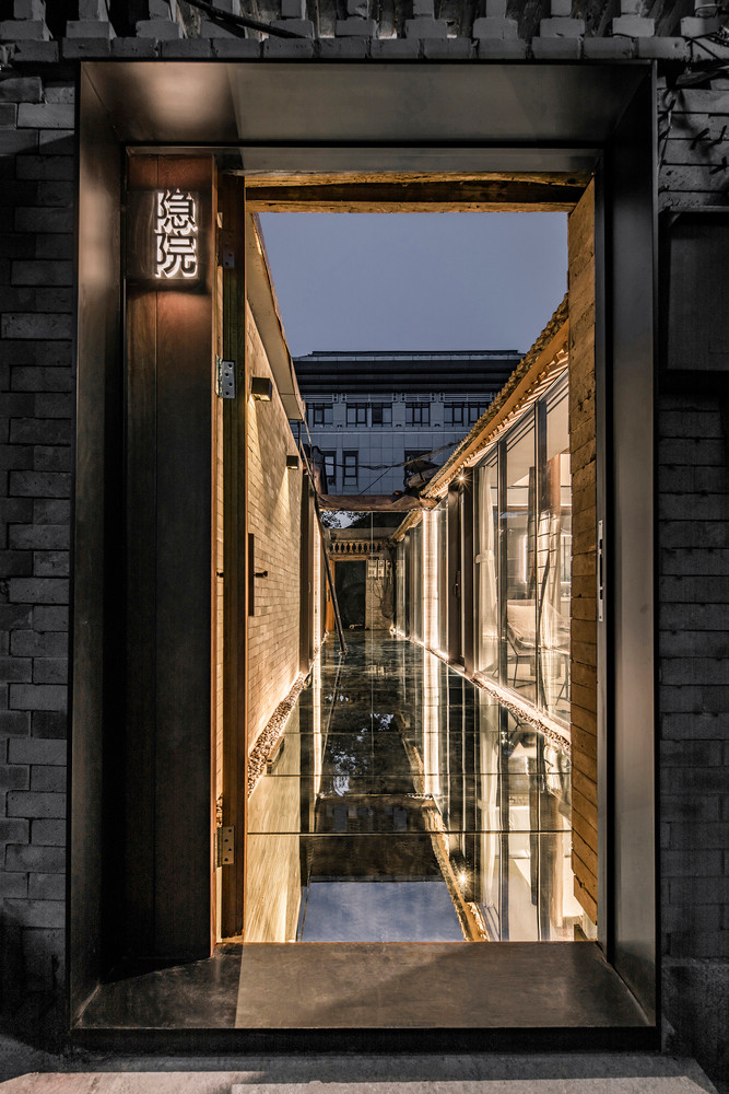 Kết cấu bằng gỗ mục nát được thay bằng tường kính để phân chia không gian sinh hoạt và lấy ánh sáng tự nhiên.