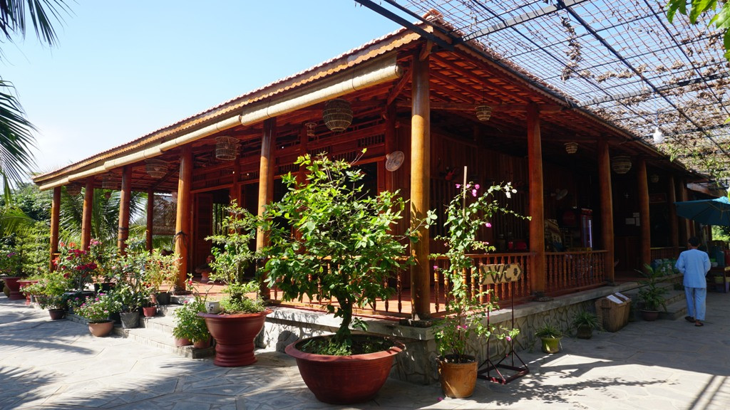 Chiem nguong ngoi nha lam tu 4.000 cay dua doc nhat vo nhi tai mien Tay