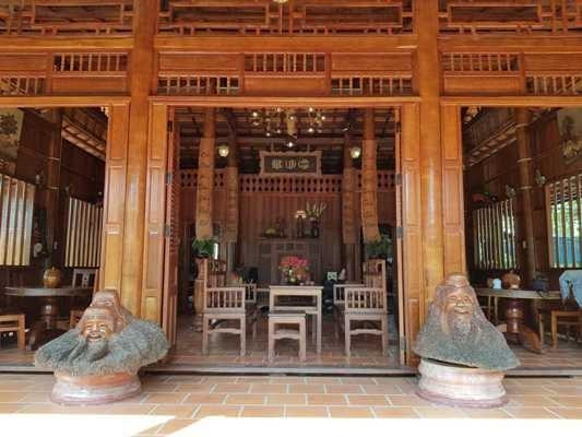 Ngoại trừ mái ngói, từng chi tiết bao lam, kèo cột, vách che, nội thất… đều làm từ gỗ dừa. Ảnh: Một thế giới.