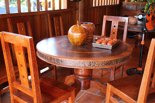 Bộ bàn ghế được làm từ thân cây dừa đẹp mắt. Ảnh: Baodansinh.